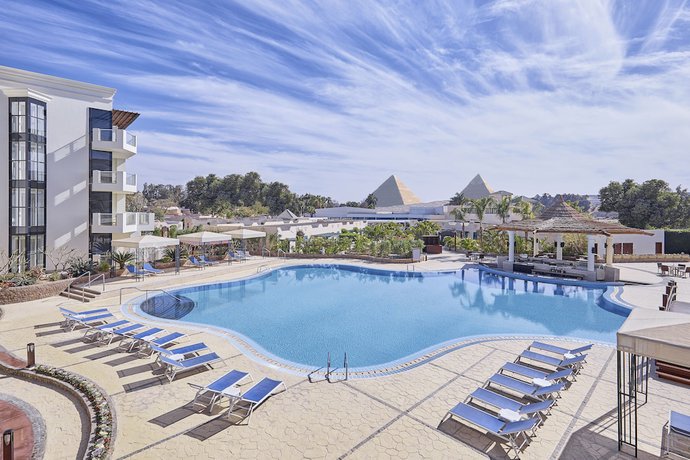 Imagen de la piscina del Hotel Steigenberger Pyramids Cairo. Foto 15