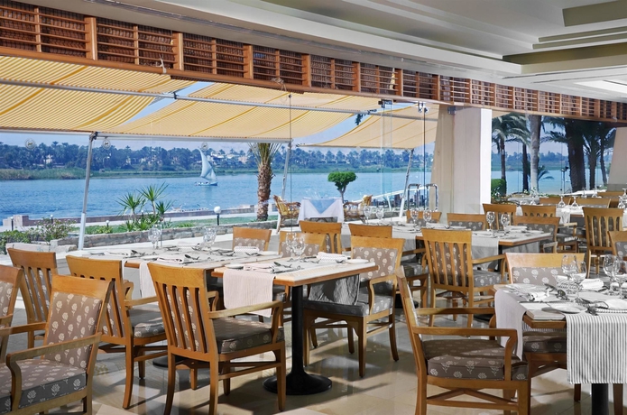 Imagen del bar/restaurante del Hotel Steigenberger Resort Achti. Foto 3