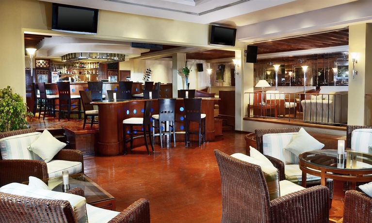 Imagen del bar/restaurante del Hotel Steigenberger Resort Achti. Foto 4