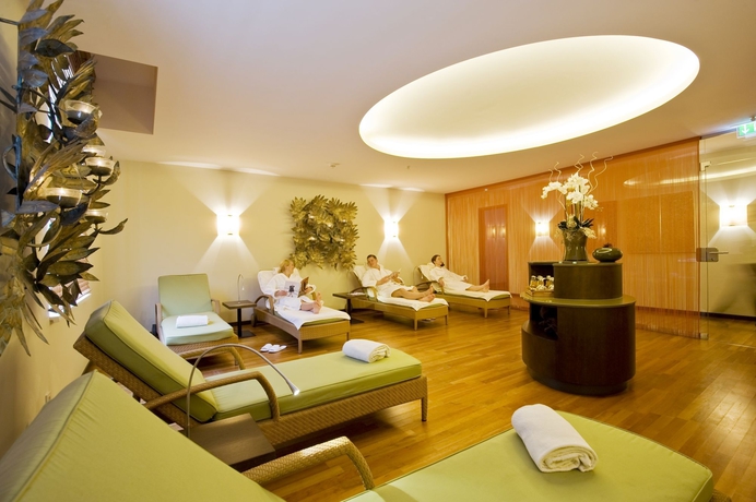 Imagen de la piscina del Hotel Steigenberger Treudelberg. Foto 14