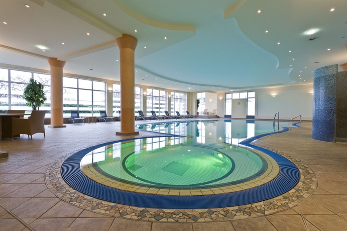 Imagen de la piscina del Hotel Steigenberger Treudelberg. Foto 15