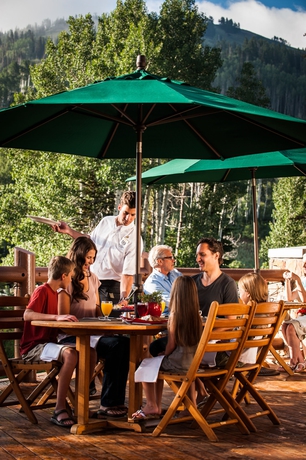Imagen de los exteriores del Hotel Stein Eriksen Lodge. Foto 4