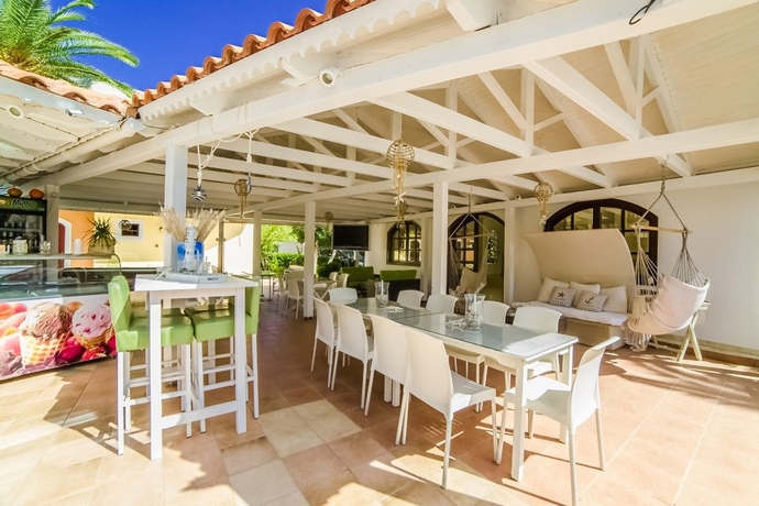 Imagen del bar/restaurante del Hotel Stelios Gardens. Foto 2