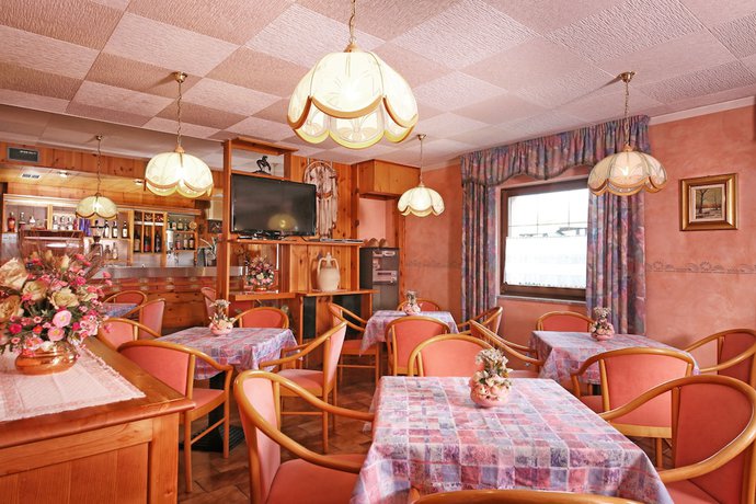 Imagen del bar/restaurante del Hotel Stella Alpina. Foto 2