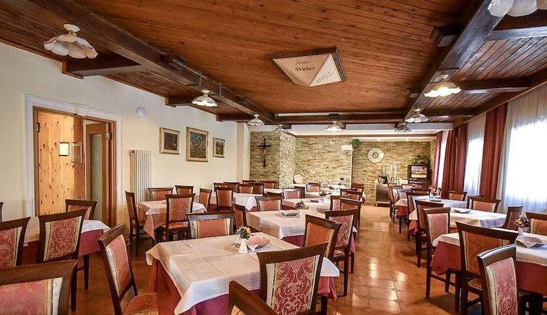Imagen del bar/restaurante del Hotel Stella Alpina. Foto 4
