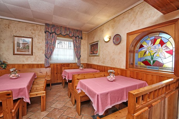 Imagen del bar/restaurante del Hotel Stella Alpina. Foto 6