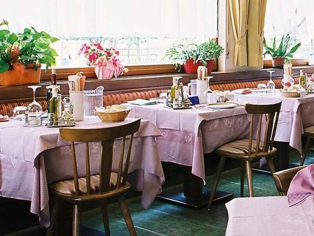 Imagen del bar/restaurante del Hotel Stella Alpina. Foto 13