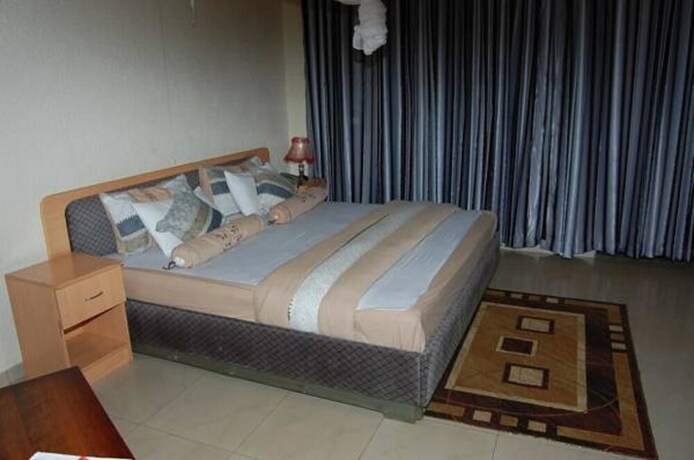 Imagen de la habitación del Hotel Step Town. Foto 17
