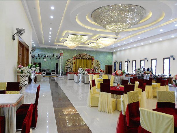 Imagen de los interiores del Hotel Sterling Banquet and. Foto 10