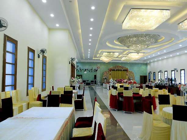 Imagen de los interiores del Hotel Sterling Banquet and. Foto 11