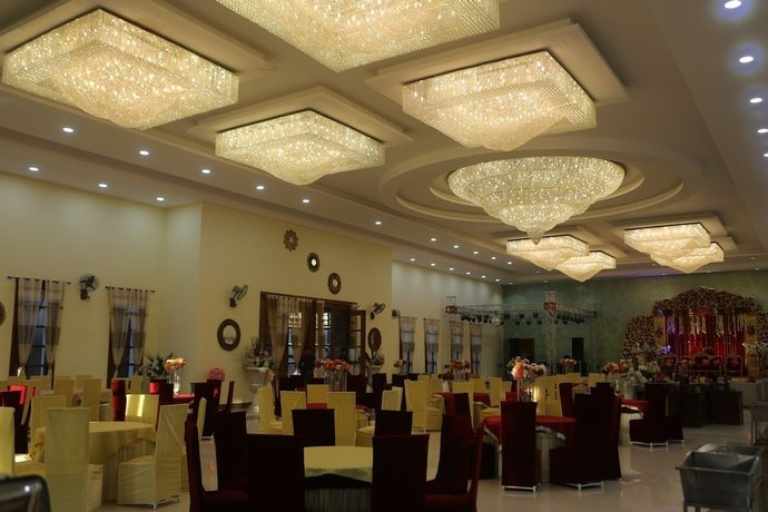 Imagen de los interiores del Hotel Sterling Banquet and. Foto 14