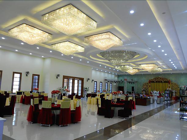 Imagen de los interiores del Hotel Sterling Banquet and. Foto 15
