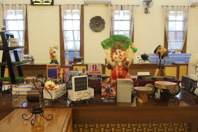 Imagen de los interiores del Hotel Sterling Banquet and. Foto 19