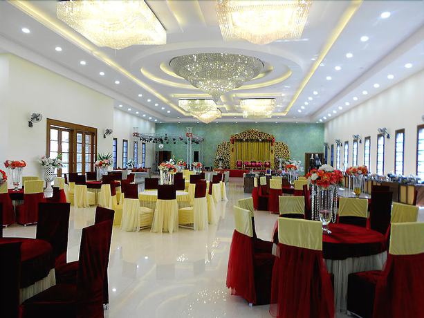 Imagen de los interiores del Hotel Sterling Banquet and. Foto 20