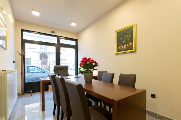 Imagen de los interiores del Hotel Sterling, Belgrado. Foto 17