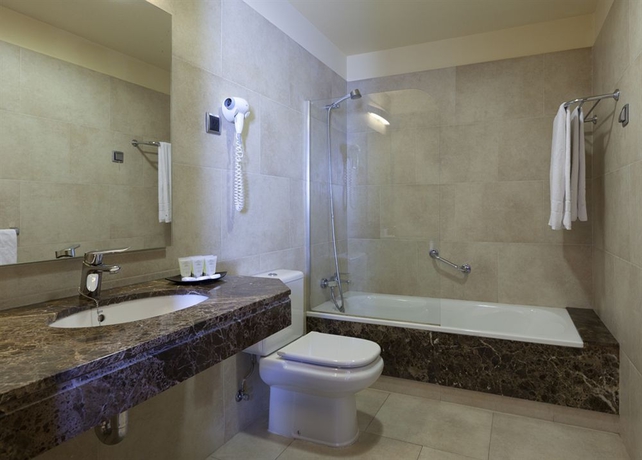 Imagen de la habitación del Hotel Sterling, Centro de Madrid. Foto 13