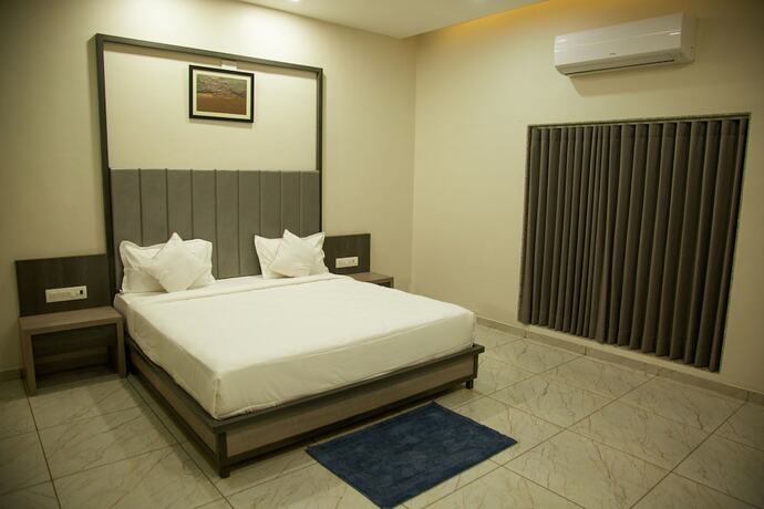 Imagen general del Hotel Sterling Gir. Foto 3