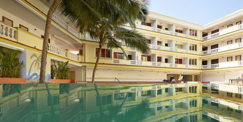 Imagen de la piscina del Hotel Sterling Goa Varca. Foto 18