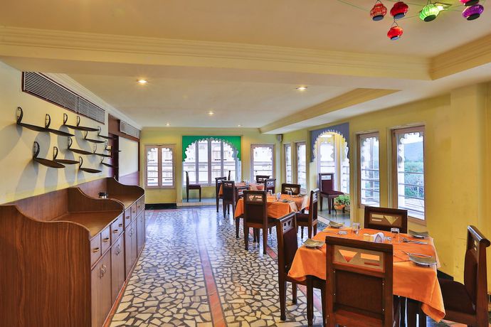 Imagen del bar/restaurante del Hotel Sterling Jaisinghgarh Udaipur. Foto 3