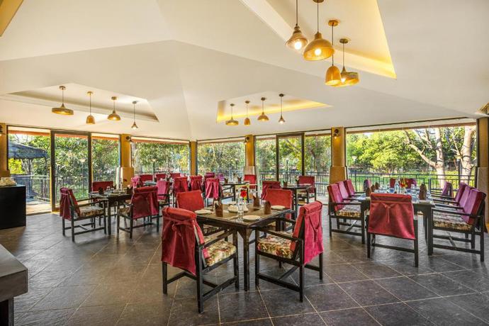 Imagen del bar/restaurante del Hotel Sterling Kanha. Foto 2