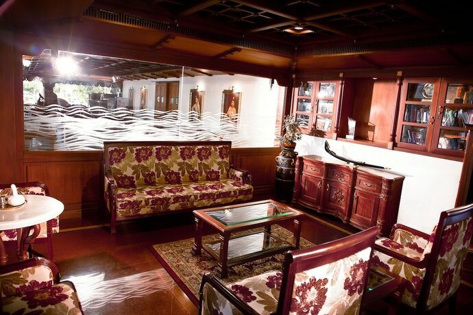 Imagen de los interiores del Hotel Sterling Lake Palace Alleppey. Foto 16