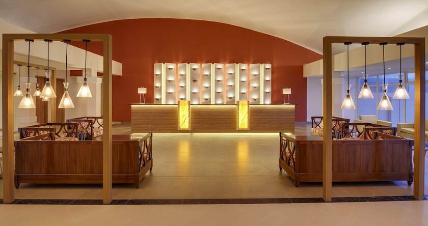 Imagen de los interiores del Hotel Sterling Puri. Foto 39