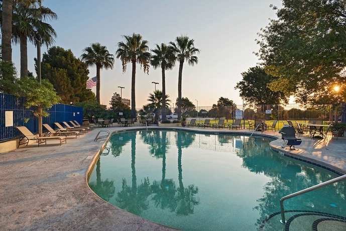 Imagen de la piscina del Hotel Stevens Inn a Howard Johnson by Wyndham. Foto 19