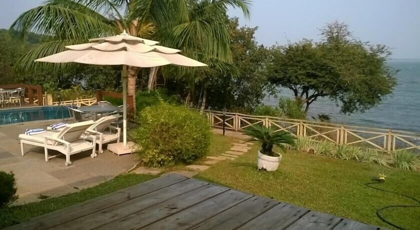 Imagen de la piscina del Hotel Stone Water Eco Resort. Foto 36