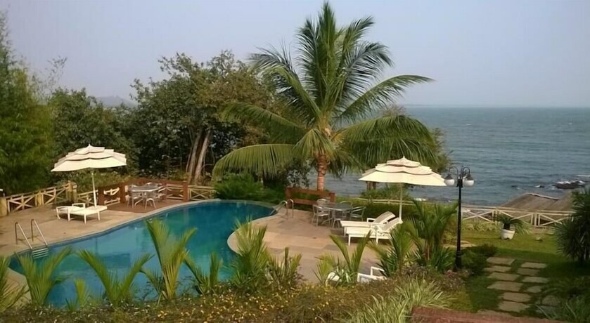 Imagen de la piscina del Hotel Stone Water Eco Resort. Foto 37