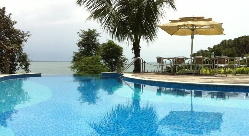Imagen de la piscina del Hotel Stone Water Eco Resort. Foto 38