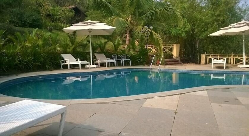 Imagen de la piscina del Hotel Stone Water Eco Resort. Foto 39