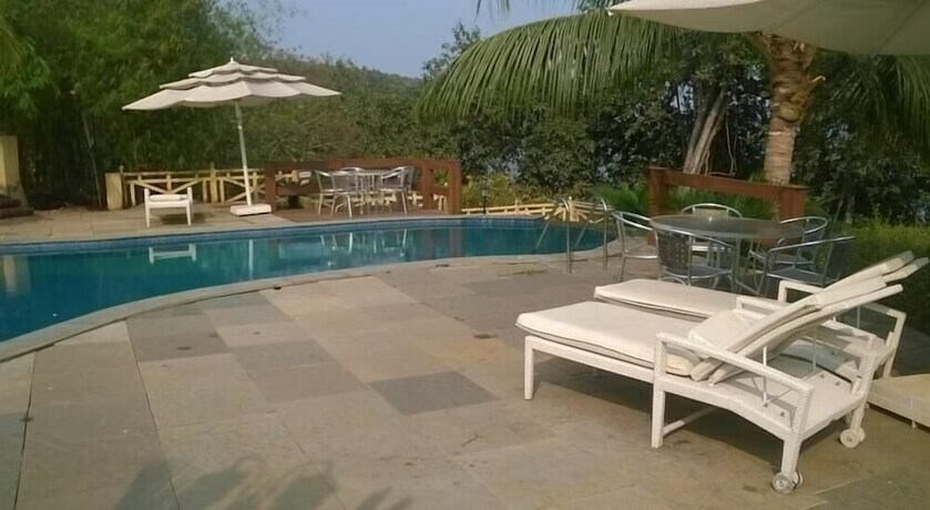 Imagen de la piscina del Hotel Stone Water Eco Resort. Foto 40