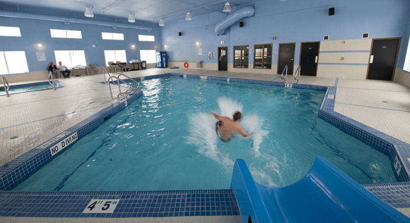 Imagen de la piscina del Hotel Stoney Nakoda Resort and Casino. Foto 14