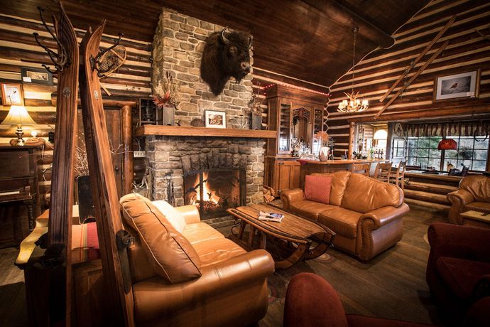 Imagen del bar/restaurante del Hotel Storm Mountain Lodge Cabins and Dining. Foto 2