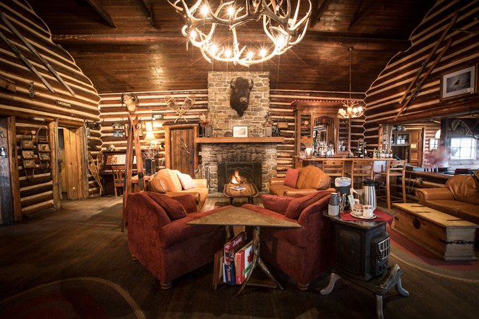 Imagen del bar/restaurante del Hotel Storm Mountain Lodge Cabins and Dining. Foto 3