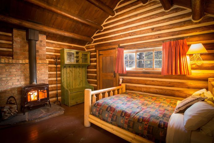 Imagen de la habitación del Hotel Storm Mountain Lodge Cabins and Dining. Foto 14