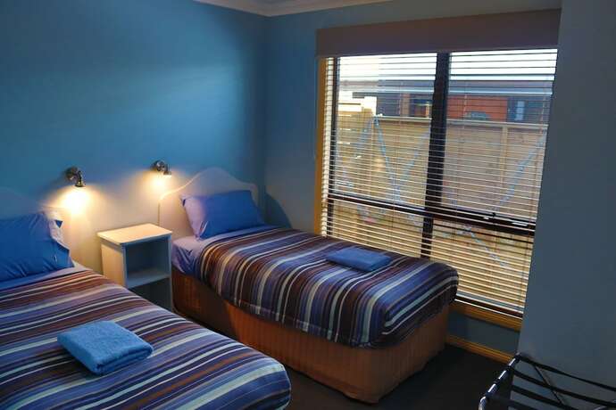 Imagen general del Hotel Strahan Bungalows. Foto 6
