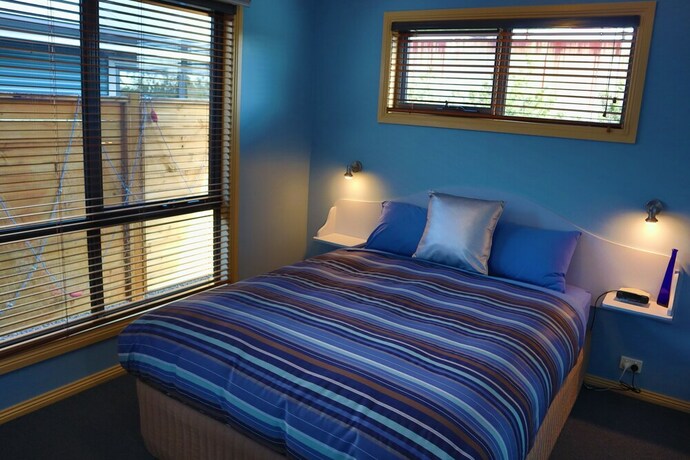 Imagen de la habitación del Hotel Strahan Bungalows. Foto 22