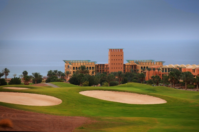 Imagen de los exteriores del Hotel Strand Beach Resort. Foto 11