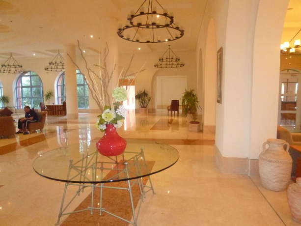 Imagen de los interiores del Hotel Strand Beach Resort. Foto 15