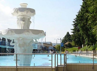 Imagen de la piscina del Hotel Strand Budapest. Foto 4