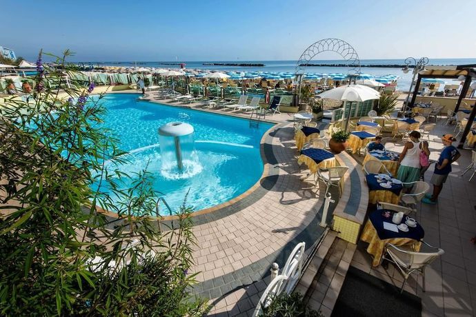 Imagen de la piscina del Hotel Strand Colorado. Foto 18