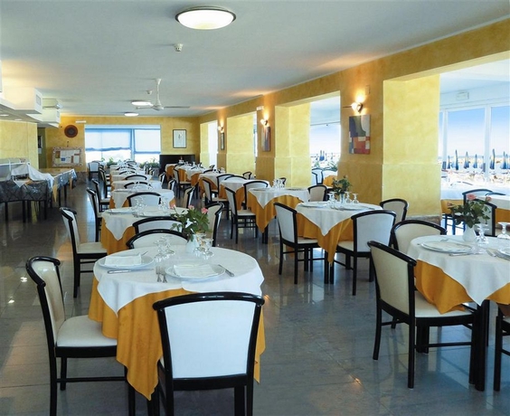 Imagen del bar/restaurante del Hotel Strand. Foto 2