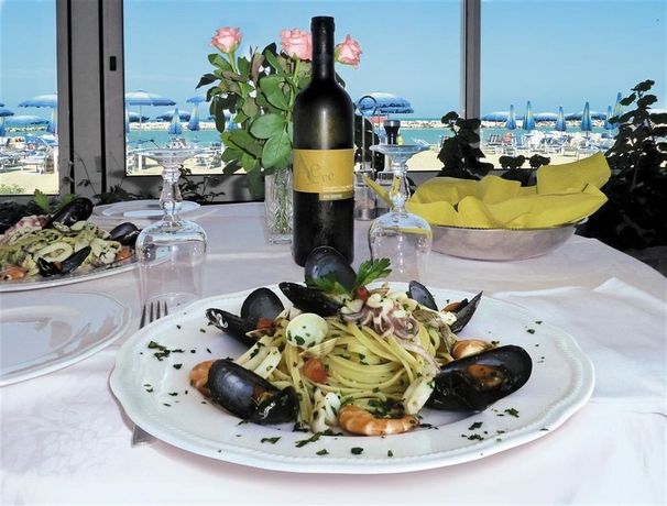 Imagen del bar/restaurante del Hotel Strand. Foto 4