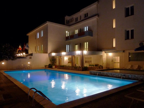 Imagen de la piscina del Hotel Strand. Foto 12