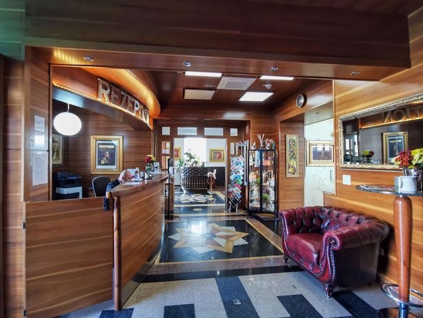Imagen de los interiores del Hotel Strasser. Foto 16