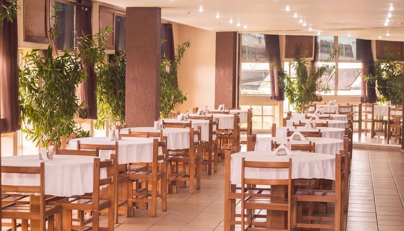 Imagen del bar/restaurante del Hotel Stratus Vila. Foto 9