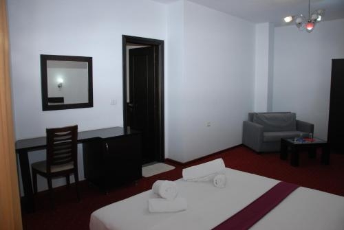 Imagen de la habitación del Hotel Strora. Foto 4