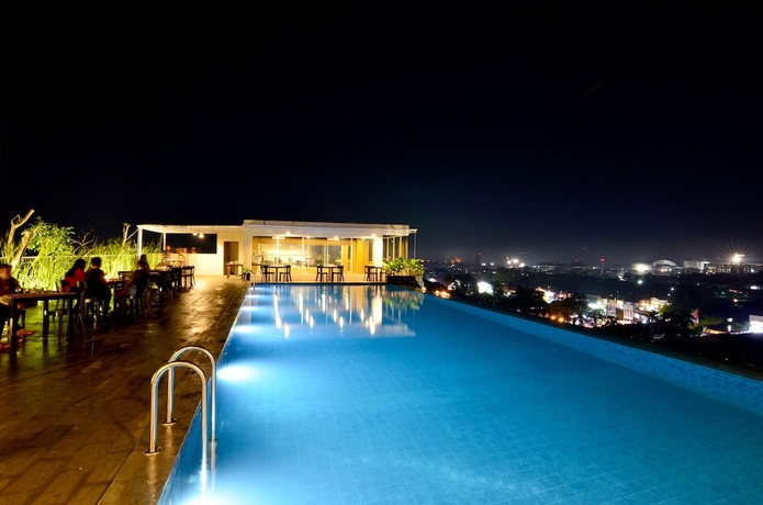 Imagen de la piscina del Hotel Student Park. Foto 14