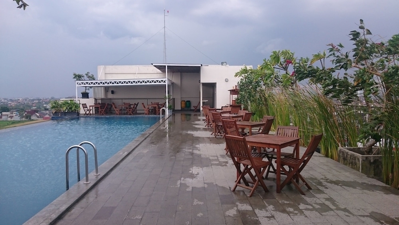 Imagen de la piscina del Hotel Student Park. Foto 15